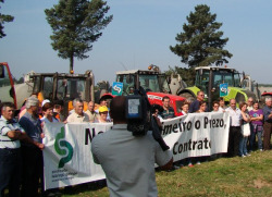 Os gandeiros levan meses manifest&aacute;ndose en demanda dun prezo xusto