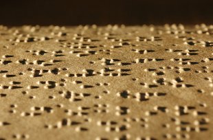 Os folletos e guías editaranse en Braille