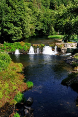 Chao do Pousadoiro, no r&iacute;o Eo, en Ribeira de Piqu&iacute;n