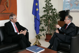 O presidente da Xunta, Emilio P&eacute;rez Touri&ntilde;o, co director xeral de Relaci&oacute;ns Exteriores da Comisi&oacute;n Europea, Eneko Landaburu