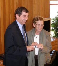 Benigno L&oacute;pez e Dolores Villarino, na entrega dun informe anterior