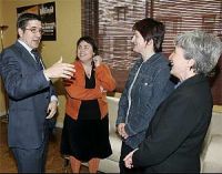 O secretario xeral do PSE, Patxi López, conversa con parlamentarias de EHAK