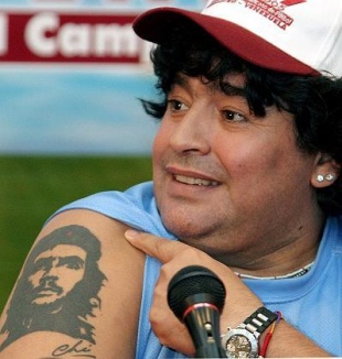 O ex futbolista arxentino Diego Armando Maradona amosa a súa tatuaxe do Che