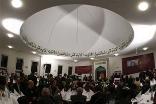 Acto de inauguraci&oacute;n, no interior da mesquita