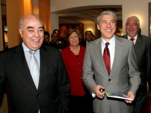 S&oacute;crates, acompa&ntilde;ado polo ministro de Obras P&uacute;blicas, M&aacute;rio Lino, antes da presentaci&oacute;n