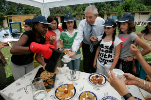 S&aacute;nchez Pi&ntilde;&oacute;n e Touri&ntilde;o son convidados a caf&eacute; e pastas no campamento do Eume / &Oacute;scar Corral