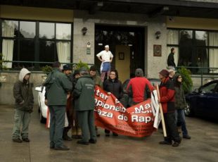 Mentre uns &iacute;an no monte, outros concentr&aacute;ronse fronte a casa de xantar onde comeron os cazadores / Foto: matarpormatarnon.org