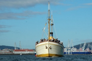 O Hidria Segundo, o Barco da Memoria, entra na r&iacute;a