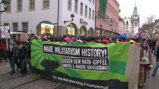 Protestando contra a OTAN, do outra beira do Rin (na cidade alem&aacute; de Freisburg im Breisgau)