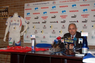O presidente do clube, na presentaci&oacute;n das novas camisolas, que estrear&aacute;n na Recopa de Europa