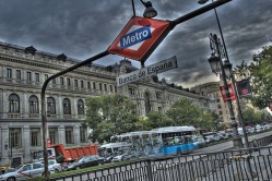 A sa&iacute;da do metro fronte ao Banco de Espa&ntilde;a, en Madrid / Flickr: smorchon