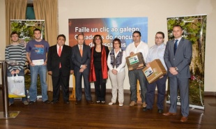 Foto de familia dos premiados e mais representantes dos promotores da campaña