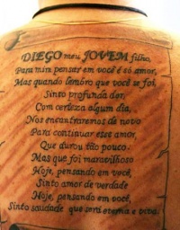 Un home tatuou nas s&uacute;as costas un escrito dedicado ao seu fillo desaparecido