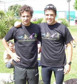 Iv&aacute;n Ra&ntilde;a e Xabier G&oacute;mez Noya apoiando o Cuatriatl&oacute;n de Tui