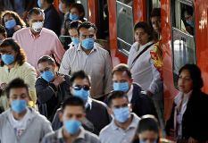Baixando do metro, en M&eacute;xico DF, coas m&aacute;scaras postas para evitar o contaxio da gripe do porco