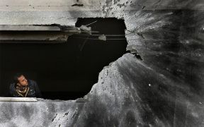 Un palestino observa o dano que fixeron os ataques israel&iacute;s nun predio / Flickr: farshadebrahimi