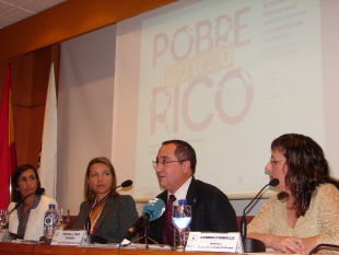 Mar&iacute;a Pereira, de Caixanova; Fabiola Sotelo, d. x. de Cooperaci&oacute;n Exterior; Manuel Fern&aacute;ndez Iglesias, d. x. de Comunicaci&oacute;n Audiovisual, e Carme Carballo, directora do CIP