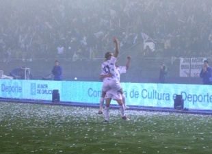 Celebrando o segundo gol, no Galiza-Uruguai (2005). Unha imaxe coma esta poder&iacute;a valer para o concurso