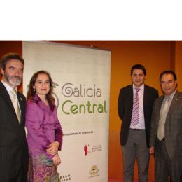Rodr&iacute;guez, Cea, Montes e Crespo a car&oacute;n do logo da Asociaci&oacute;n