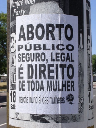 Campaña a favor do aborto no Brasil, da Marcha Mundial das Mulleres / Flickr: pont_des_arts