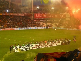 Unha imaxe do partido Euskadi-Catalu&ntilde;a, no que os xogadores de &aacute;mbolos dous equipos despregaron unha faixa pola oficialidade / Flickr: lrotzabal