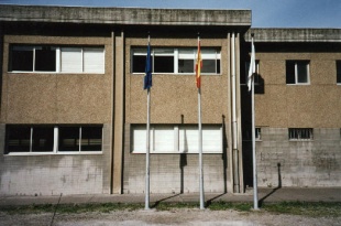 Unha imaxe exteiror do CEIP Salgado Torres, constru&iacute;do en 1981, e ende aquela sen patio cuberto