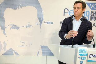 Feijoo votou en Vigo, &aacute; mesma hora que os outros dous principais candidatos. Na imaxe, nun mitin de campa&ntilde;a