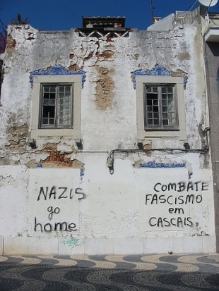 Imaxes contra o fascismo atopadas na r&uacute;a, en Cascais / Flickr: nicwest
