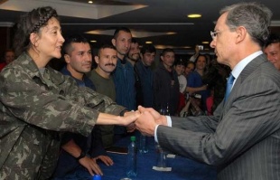 Ingrid Betancourt e &Aacute;lvaro Uribe (clique para ampliar)