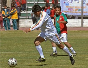 Evo Morales xogou a 3.500 metros de altitude (Foto: EFE)