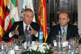 Touri&ntilde;o e Sebasti&aacute;n, na mesa de debate, na ma&ntilde;&aacute; da terza feira, en Compostela