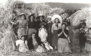 Composici&oacute;n labrega, que lembra o 'Angelus' de Millet