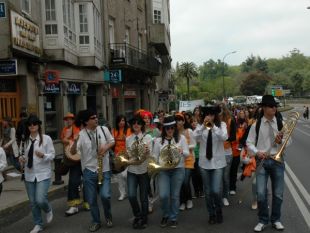 E axudaron a facer a festa (Na imaxe o I.E.S. Arz&uacute;a, ga&ntilde;ador do premio &aacute; animaci&oacute;n. Clic para ampliar)