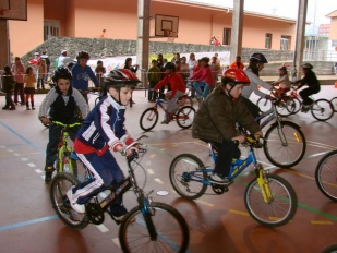 Imaxes dos cativos e cativas sobre as bicis en Arz&uacute;a