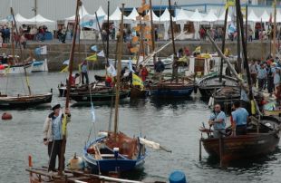 Os barcos apareceron, de ma&ntilde;&aacute;, engalanados