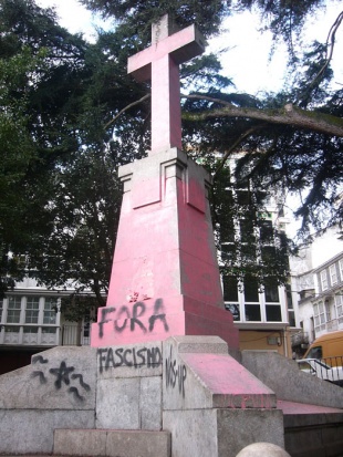 A "cruz dos ca&iacute;dos" da praza ferrol&aacute; da Amboaxe volveu amencer tinguida de rosa