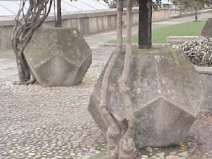 Dous dodecaedros no Baluarte de San Xoán, Ferrol