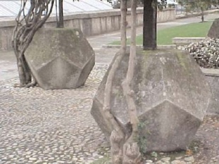Dous dodecaedros no Baluarte de San Xo&aacute;n, Ferrol