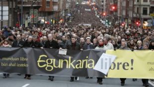 Marcha do pasado mes de Nadal, polas r&uacute;as de Bilbo, para arroupar os acusados (clique para ampliar)