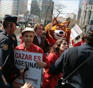 Activistas de Equanimal sacados pola policía española do medio da manifestación de cazadores