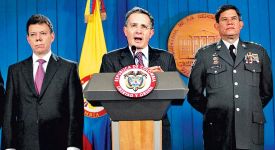 Uribe, anunciando a pasada semana a destituci&oacute;n fulminante de 27 militares, acompa&ntilde;ado do ministro de defensa e o xefe das Forzas Armadas