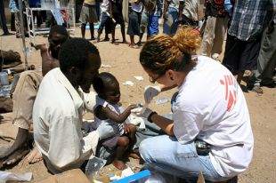 Voluntario de M&eacute;dicos sen Fronteiras, atendendo os afectados polo c&oacute;lera en Cimbabue / Flickr: sokwanele
