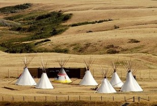 Tipis erguidos para os turistas, en Alberta (unha das provincias de Canad&aacute;) / Flickr: jurek_durczak
