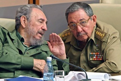Fidel Castro conversa co seu irm&aacute;n Ra&uacute;l