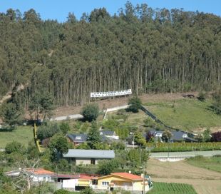 Nun dos montes que han rebaixar, unha faixa na que se pode ler 'Queremos vivir. Non &aacute; ampliaci&oacute;n' (clique para ampliar)