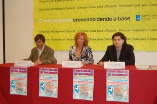 Un momento da presentación, con Marta Souto no centro, José Luis Pérez Ouro á súa esquerda e Anxo Collarte á dereita