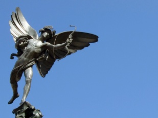 O Cupido (deus do amor na mitolox&iacute;a romana) da praza Piccadilly Circus, en Londres / Flickr: hop-frog