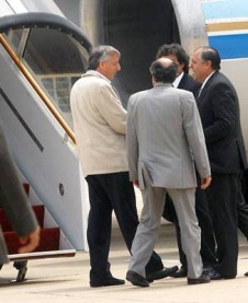 Kirchner subindo ao avión, acompañado do ministro de Exteriores, Jorge Taiana