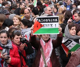 A Praza da Quintana encheuse este domingo de milleiros de persoas amosando a s&uacute;a solidariedade co pobo palestino / Imaxe: Xela Rodr&iacute;guez