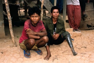 D&uacute;as v&iacute;timas das bombas en acio, da provincia de Ta Oy, en Laos